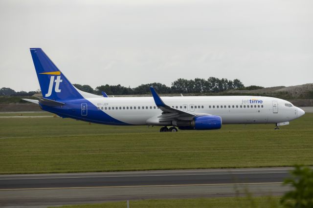 Boeing 737-700 (OY-JZP) - Vest og Runway 22R