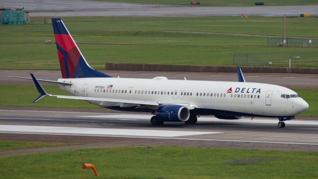 Boeing 737-900 (N915DU)