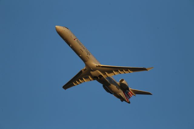 Canadair Regional Jet CRJ-900 (N242LR)