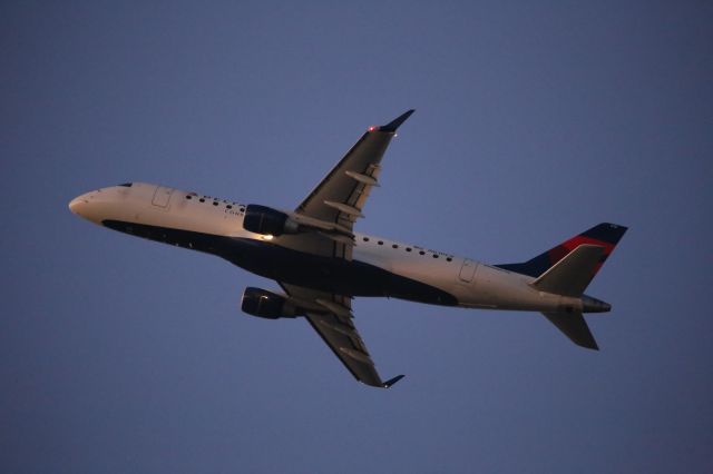 Embraer ERJ 175 (N610CZ)