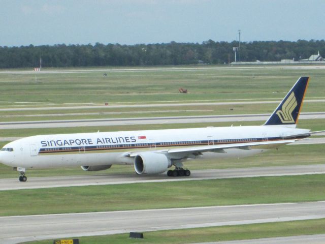 BOEING 777-300 (9V-SWP)