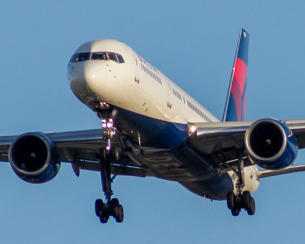 Boeing 757-200 (N624AG) - Delta 757 arriving from Atlanta