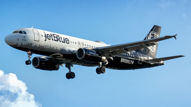 Airbus A320 (N633JB) - "BK Blue" on final RWY09