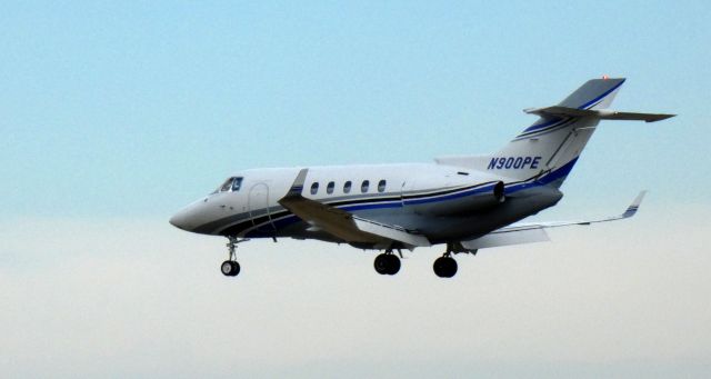 Hawker 800 (N900PE) - On final is this 2008 Raytheon Hawker Beechcraft 900XPS in the Winter of 2021.