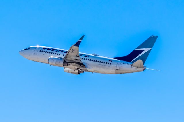 Boeing 737-700 (C-FWSI) - WestJet 737-700 taking off from PHX on 10/9/22. Taken with a Canon 850D and Tamron 150-600mm G2 lens.