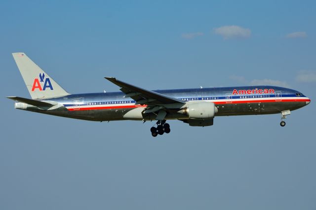 Boeing 777-200 (N751AN) - American - B772 - N751AN - Arriving KDFW 07/03/2013