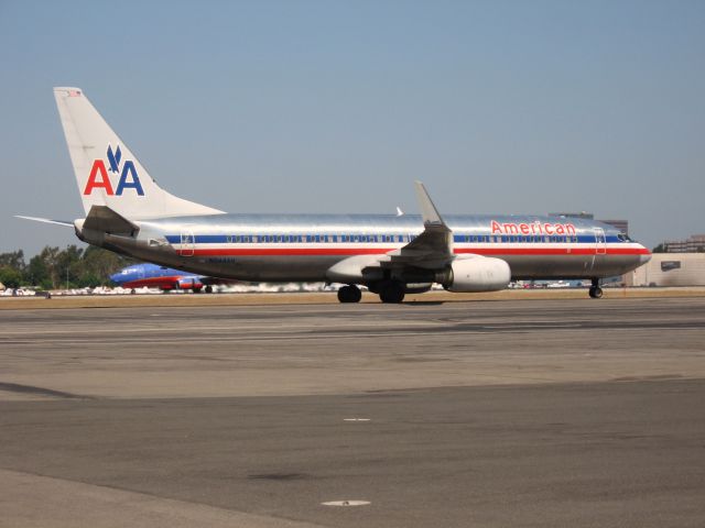 Boeing 737-800 (N944AN) - Taxiing to gate after landing