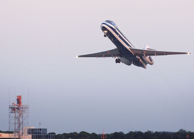 Boeing 717-200 — - Trans Air - Boeing 717 - Colts Logo - Leaving Sarasota, Fl (KSRQ) at dusk.