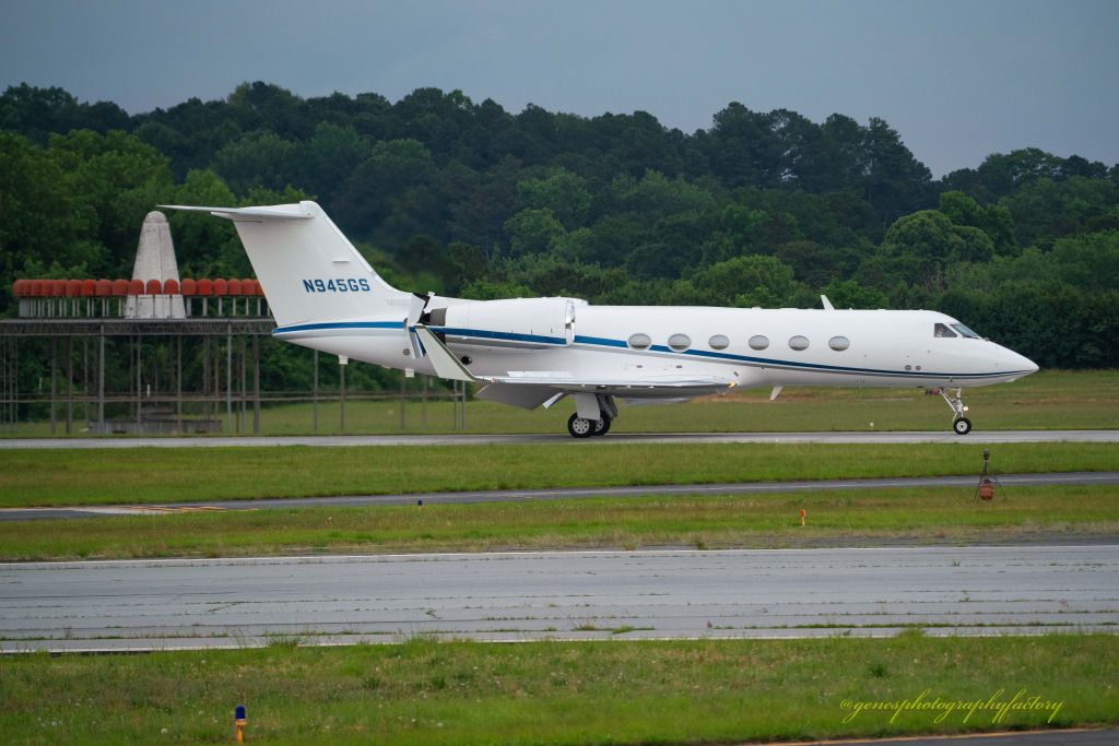 Gulfstream Aerospace Gulfstream IV (N945GS) - Reversers deployed after landing at PDK. 