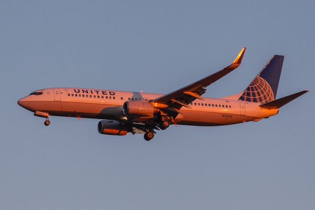 Boeing 737-800 (N78285) - Sunset arrival at Dulles International