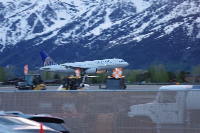 Airbus A320 (N472UA) - UAL 1584 from KDEN landing at Jackson Hole on May 18, 2017.