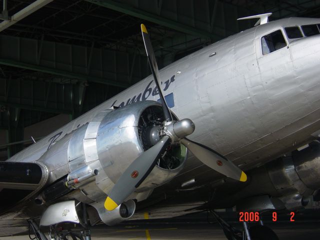 Douglas DC-3 —