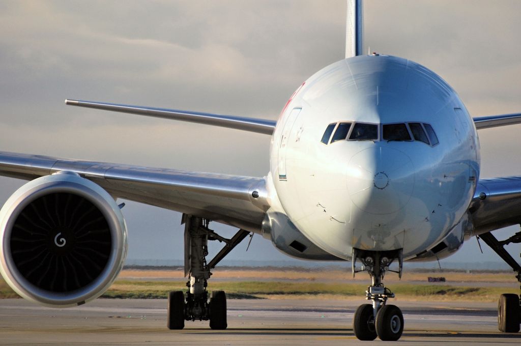 Boeing 777-200 —
