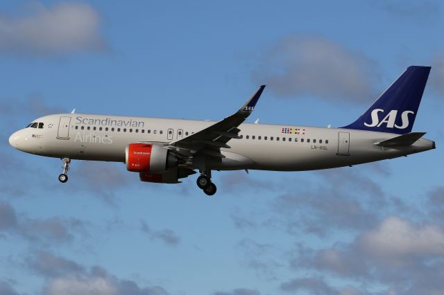 Airbus A320 (LN-RGL)