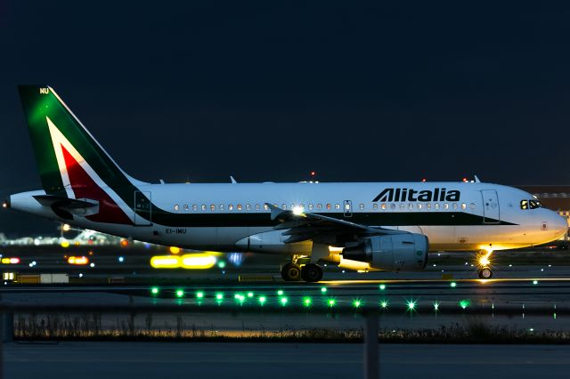 Airbus A319 (EI-IMU) - the hour between day and night