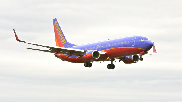 Boeing 737-800 (N8600F) - SWA8700 a just delivered B737-8H4(WL) on final approach to runway 16R after a short flight from KBFI on 4/19/12. (LN:4007).