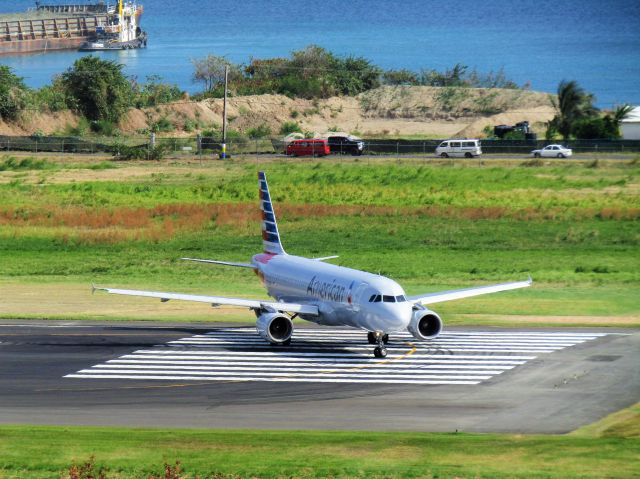 Airbus A320 (N105UW)