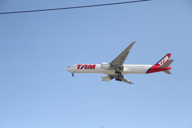 BOEING 777-300 (PT-MUJ)