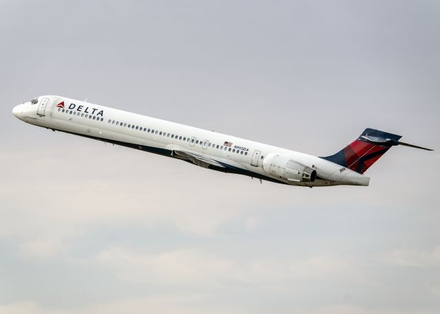 McDonnell Douglas MD-90 (N905DA)