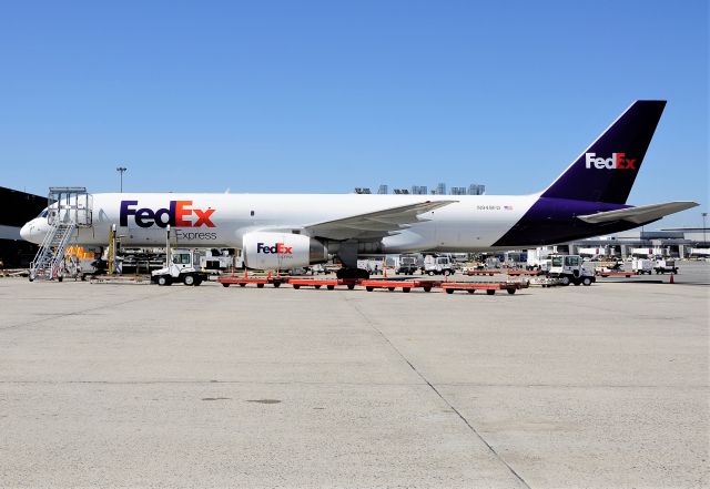 Boeing 757-200 (N949FD)