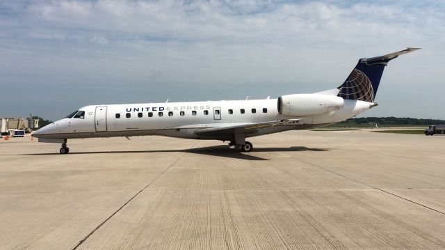 Embraer ERJ-135 (N28529) - Very rare to see the E-135 in these parts