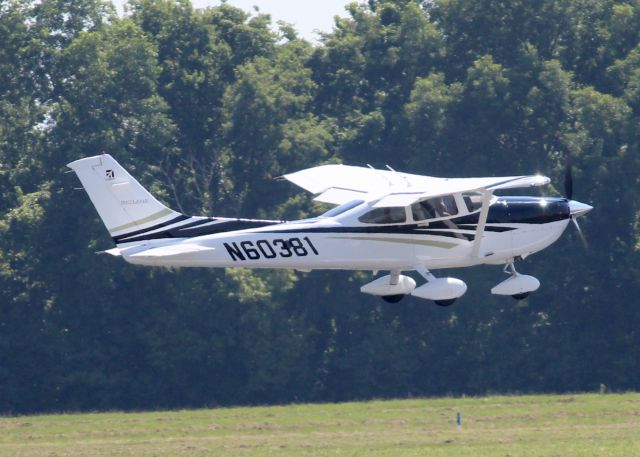 Cessna Skylane (N60381) - At Downtown Shreveport.