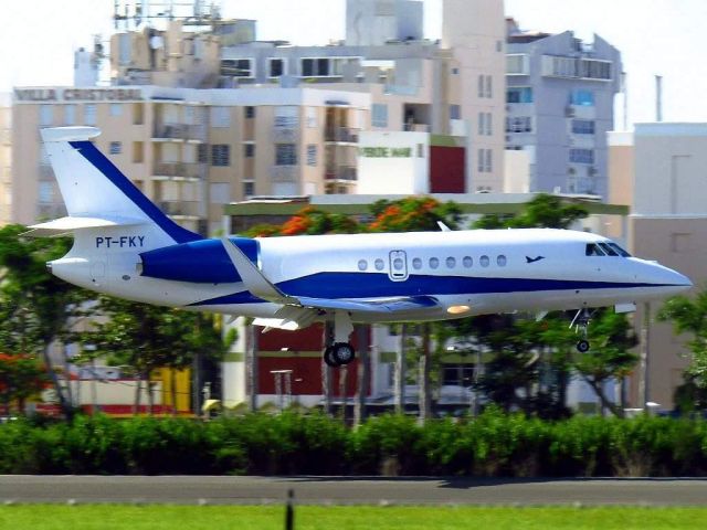 Dassault Falcon 2000 (PT-FKY)