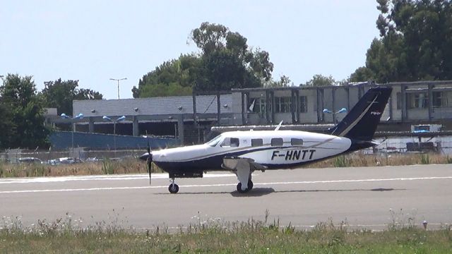 Piper Malibu Mirage (F-HNTT)