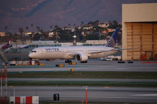 BOEING 787-10 Dreamliner (N12004)