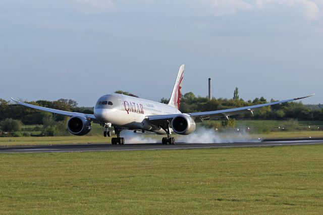 Boeing 787-8 (A7-BDC) - The third QTR B788 of the day, QTR23 arrives from Doha