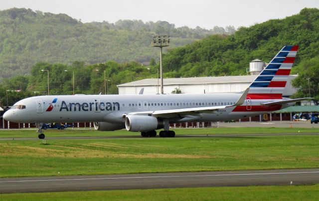 Boeing 757-200 (N692AA)