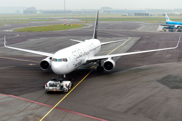 BOEING 767-300 (N653UA)