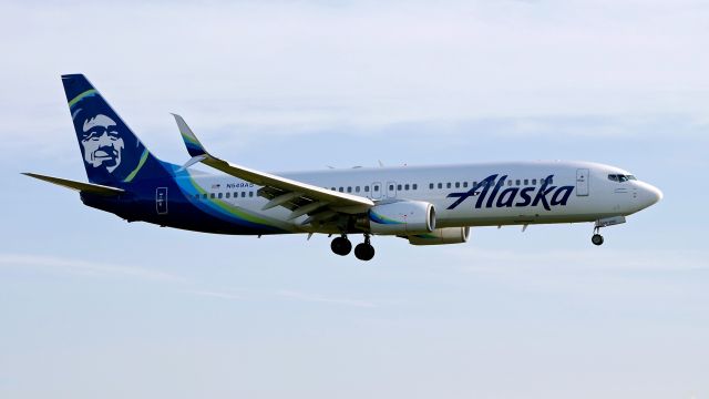 Boeing 737-800 (N549AS) - ASA519 from KSNA on final to Rwy 16R on 11.20.18. (ln 1664 / cn 30824). The aircraft was diverted to KPAE due to fog at KSEA.