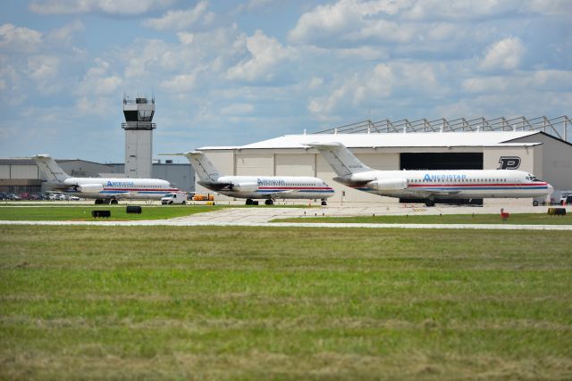 McDonnell Douglas DC-9-30 (N785TW) - Rare shot of three DC-9's together at once. N783TW, N784TW, N785TW