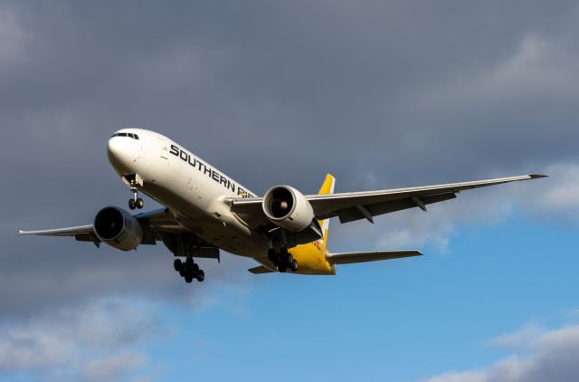 Boeing 777-200 (N775SA) - runway 27 landing this afternoon