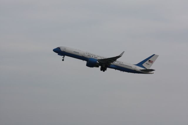 Boeing 757-200 (N90003) - VP Mike Pence Taking Off John Glenn International (KCMH).