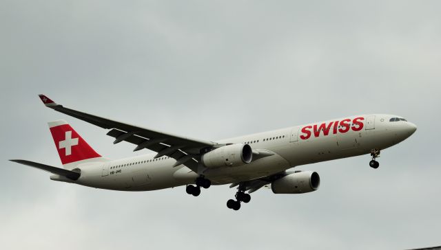 Airbus A330-300 (HB-JHE)