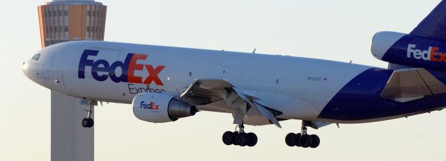 McDonnell Douglas DC-10 (N562FE) - phoenix sky harbor international airport 05MAY20