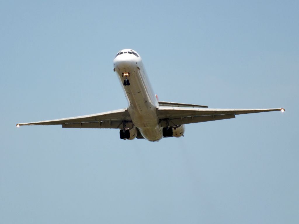 McDonnell Douglas MD-90 (B-17911)