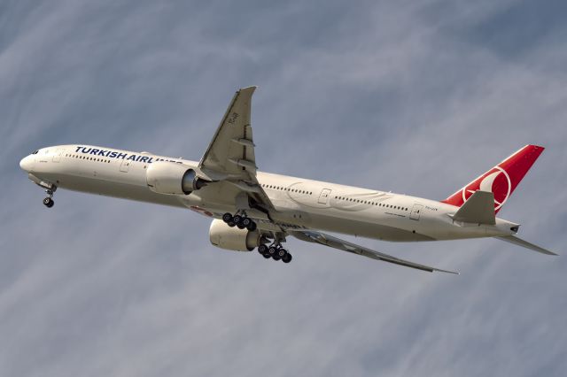 BOEING 777-300 (TC-JJV) - 11th July, 2015