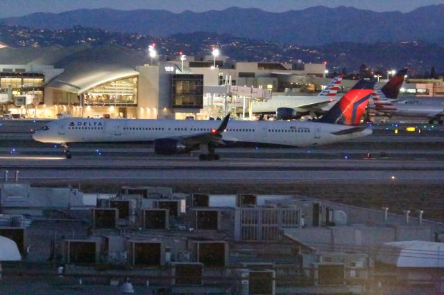 BOEING 757-300 (N585NW)