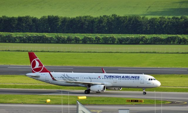 Airbus A321 (TC-JSY) - Turkish Airlines Airbus A321-231(WL) TC-JSY in Vienna 