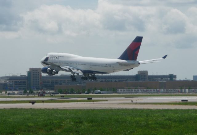 Boeing 747-400 (N668US) - Delta N668US landing on 12R at KMSP July 9, 2011.