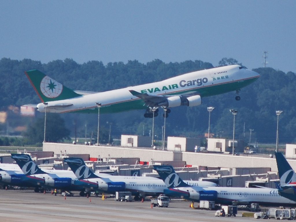 Boeing 747-400 (KATL) - Departing runway 27R - 8/23/09