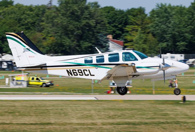 Beechcraft Baron (58) (N69CL)