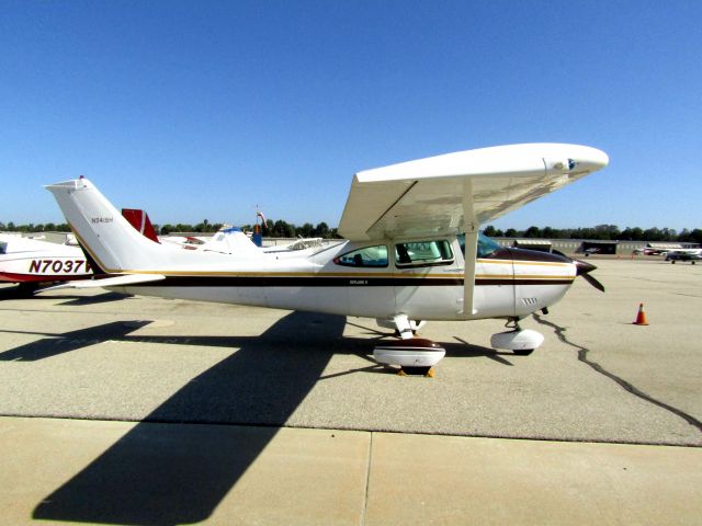 Cessna Skylane (N9419H) - On the ramp 