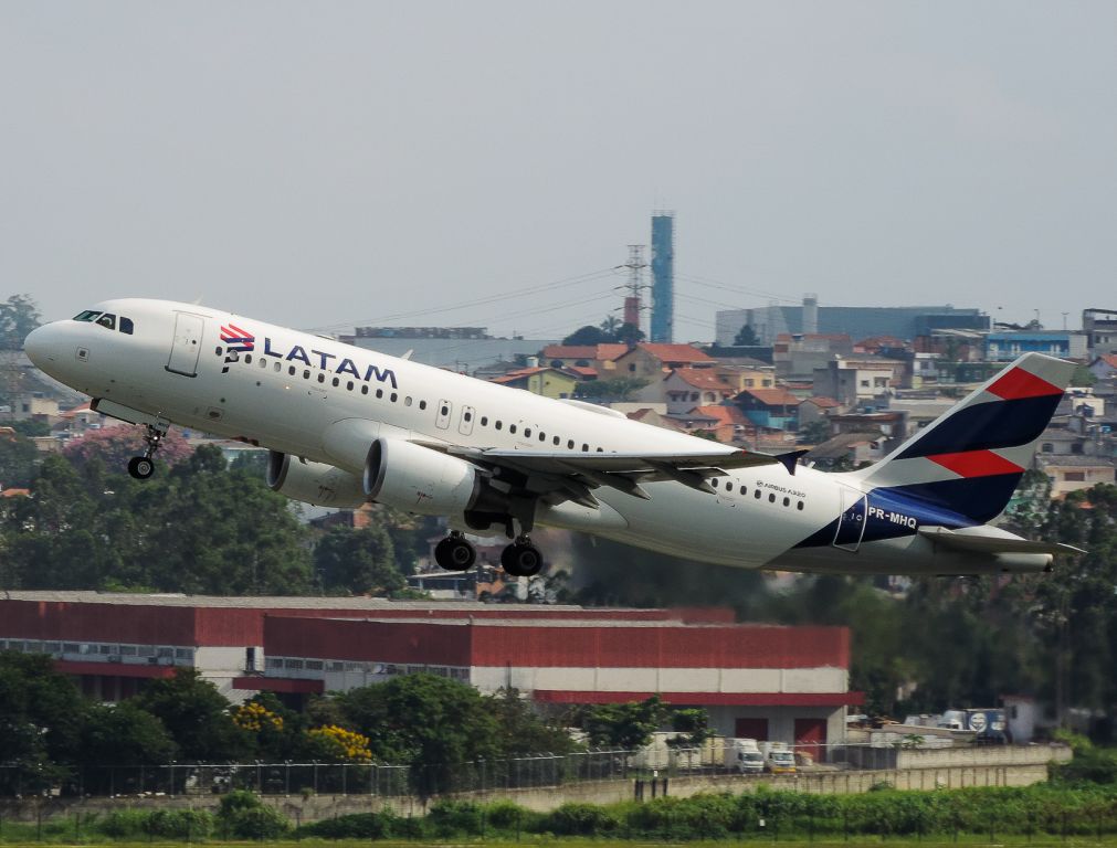Airbus A320 (PR-MHQ)