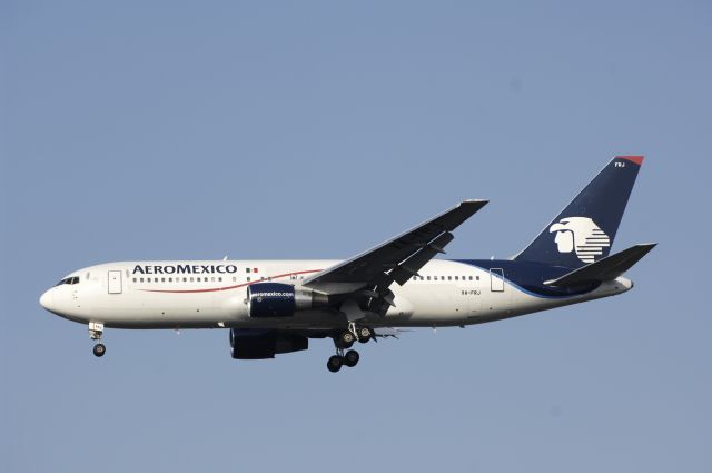 BOEING 767-200 (XA-FRJ) - Final Approach to Narita Intl Airport Rwy16R on 2013/05/06