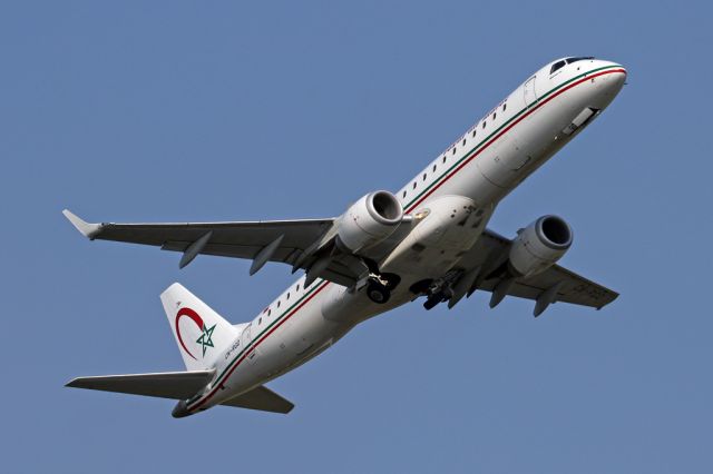 Embraer ERJ-190 (CN-RGQ) - RAM819 cleaning up the undercarriage after departure on the flight to Casablanca