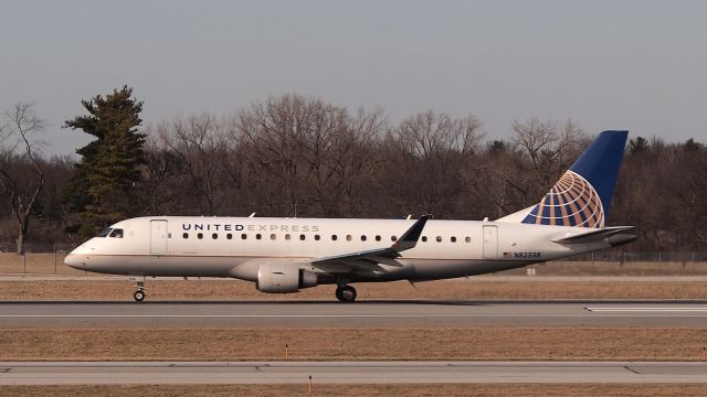 Embraer 175 (N82338)